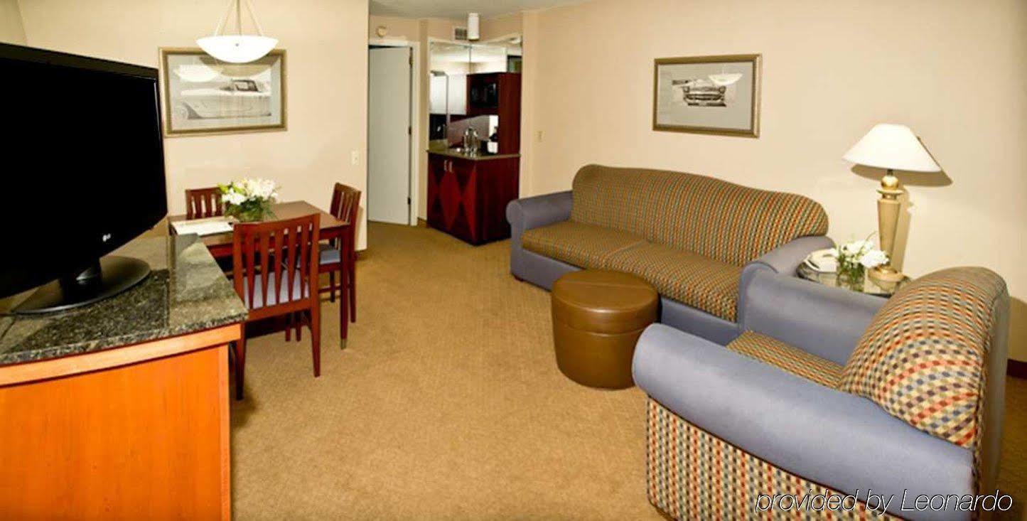 מלון Ramada By Wyndham סאות'פילד מראה חיצוני תמונה